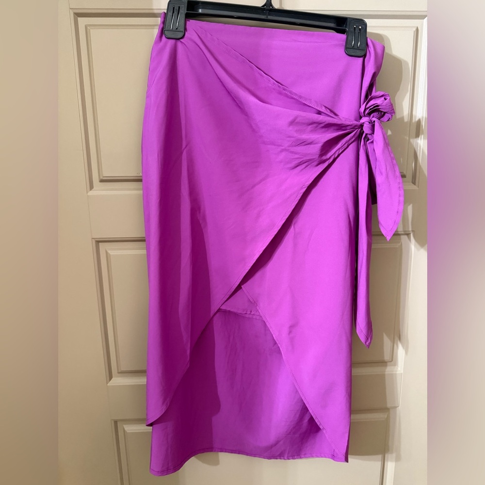 Women’s purple lined skirt with cute tie and side zipper.
